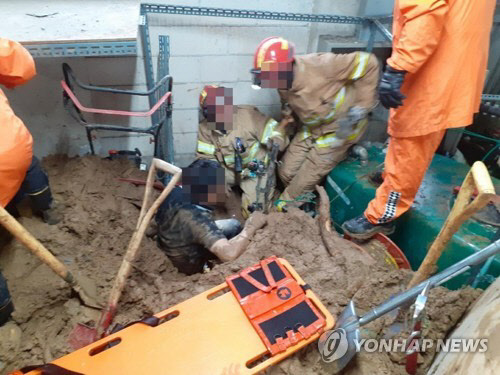 용인서 골프장 장비실 매몰사고…2명 구조 중[경기도소방재난본부 제공]